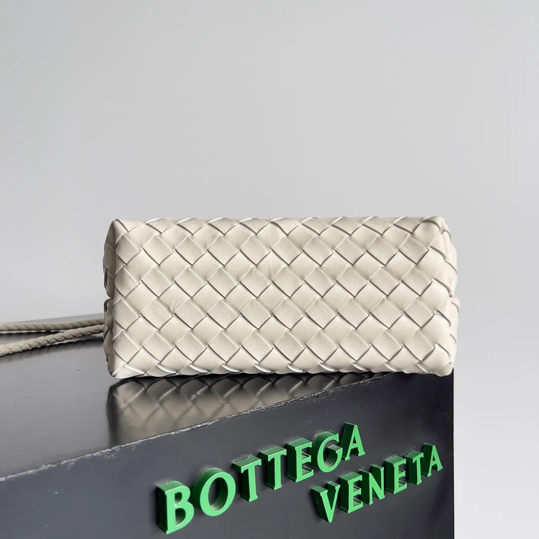 The 2023 new Andiamo batch of 1860 BV has been shipped‼ ️Really popular🔥The new Andiamo woven handbag launched by Bottega Veneta this season is really popular all over the world! ! Celebrities at home and abroad have worn it, and Oscar-winning actress Michelle Yeoh has taken it out on the street. Song Jia, Trai Yara, Yu Feihong, Sanji Ayaka, Rosie Hunting-Whiteley, Yoshioka Riho, etc. have all picked up this bag. It is classic and versatile, showing off its temperament, and the bag capacity is also large, which is very convenient for daily commuting! ! A variety of carrying methods, the shoulder straps can be adjusted by yourself, the original lambskin feels soft and delicate, and the neutral style is made to break gender boundaries and bring a more practical and longer-lasting use experience. Andiamo, which has both elegant and casual styles, perfectly interprets the true appearance of "fashionable old money style". Style number: 743568 Size: 25*22*10.5cm